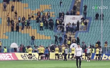 Футболисти и фенове на Ботев Пловдив празнуват успеха над Хебър