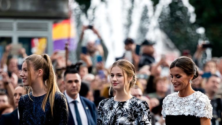  Бляскави дружно: Испанският крал и кралица дружно с двете си дъщери и кралица София на премиите „ Принцесата на Астурия “ 