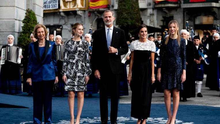 Бляскави заедно: Испанският крал и кралица заедно с двете си дъщери и кралица София на наградите „Принцесата на Астурия“
