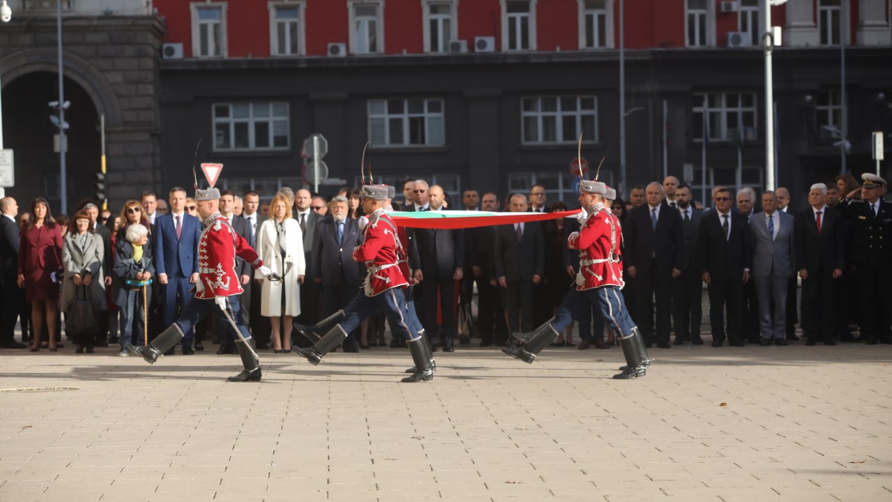 <p>Националното знаме беше издигнато на традиционната церемония пред сградата на президентската институция в Деня на народните будители. Държавният глава Румен Радев отправи приветствие по повод празника.</p>