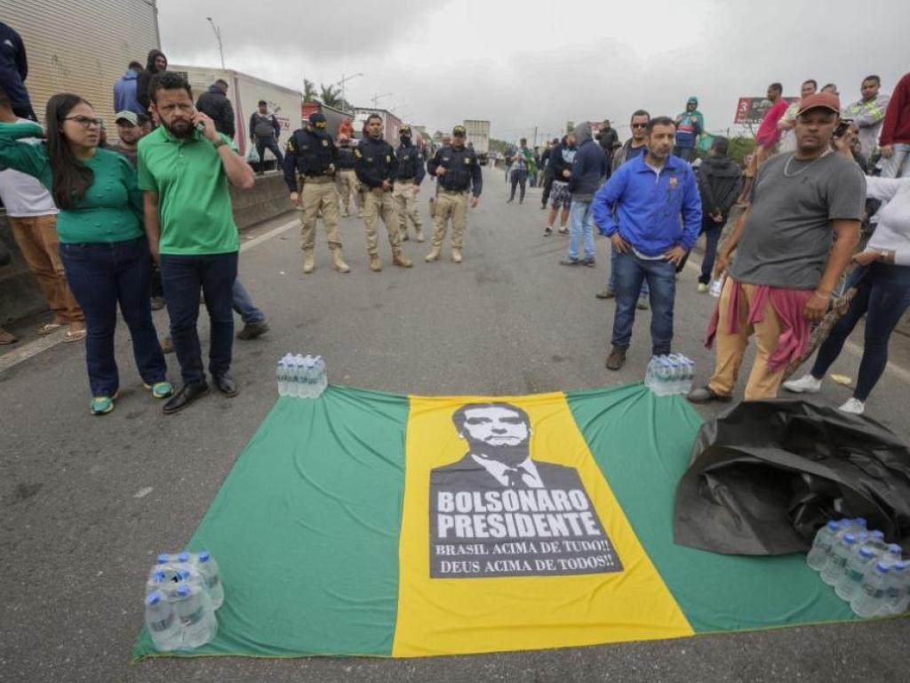 Впонеделник бразилците отбелязаха годишнина от обсадата на президентския дворец, парламента