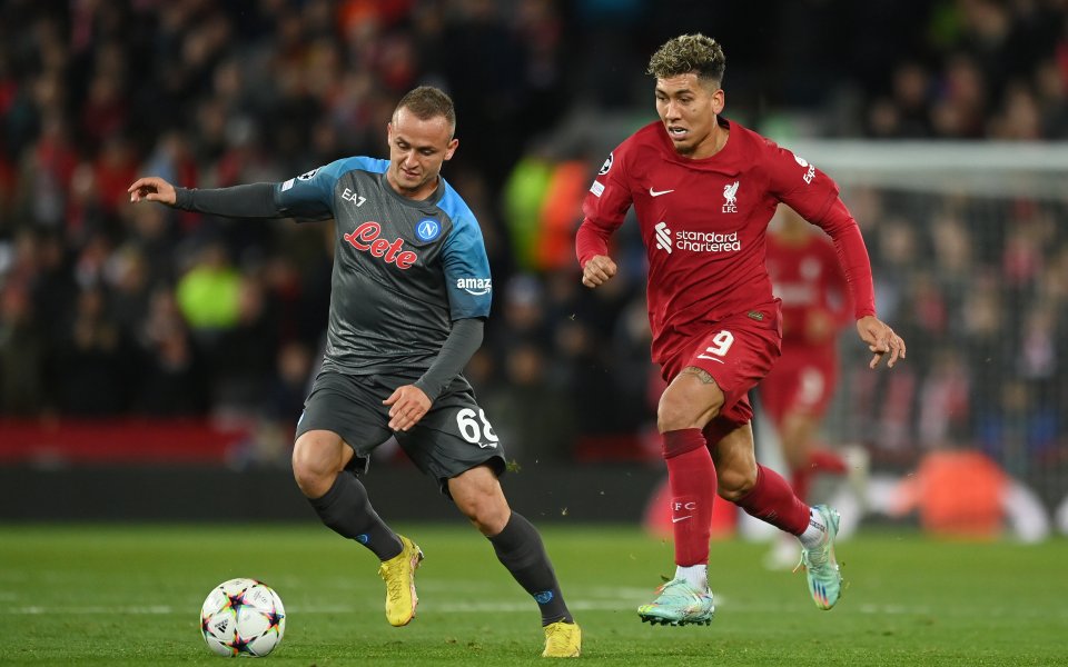 Отборите на Ливърпул и Наполи играят при резултат 1:0 в