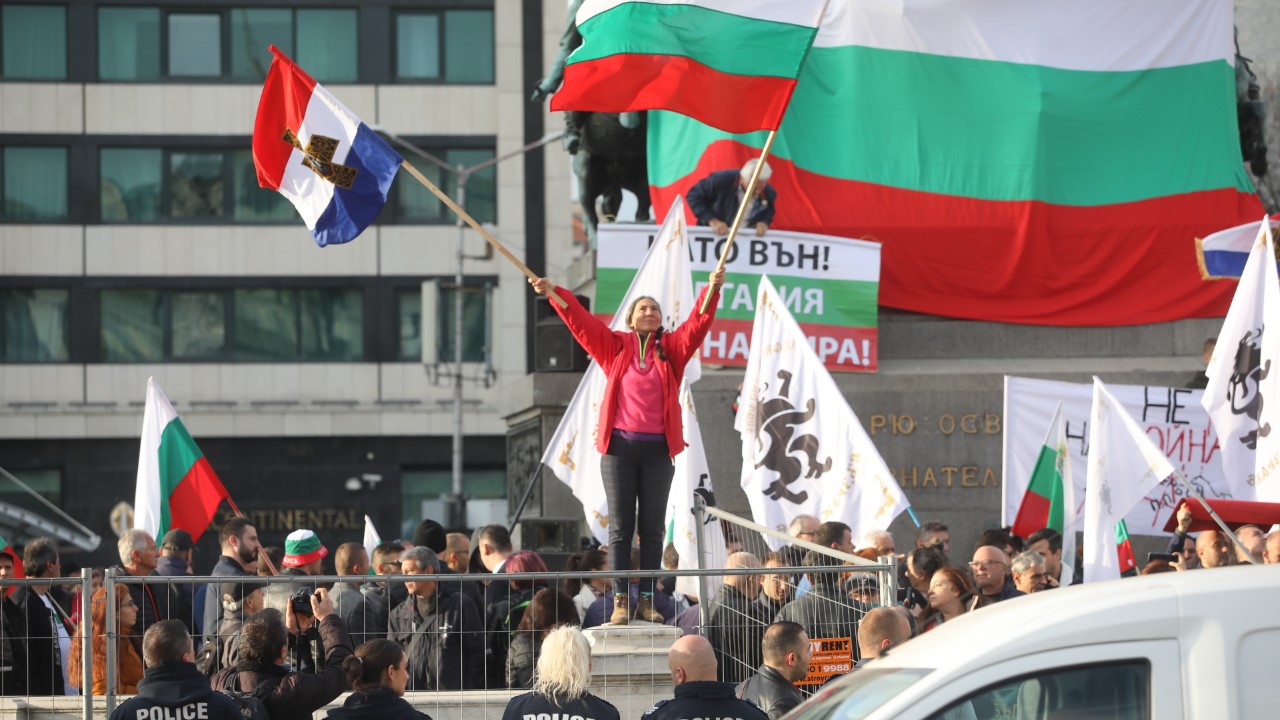 <p>&quot;Възраждане&quot; с протест пред Народното събрание срещу предложението България да предостави военна подкрепа на Украйна. Лозунгите на демонстрацията са &quot;НАТО вън&quot;, &quot;Не на войната&quot; и &quot;България - зона на мира&quot;.</p>