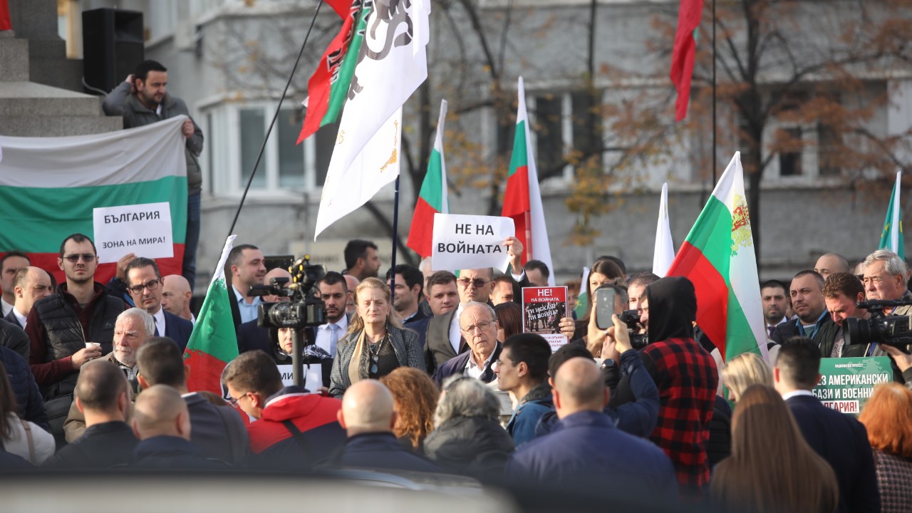 <p>&quot;Възраждане&quot; с протест пред Народното събрание срещу предложението България да предостави военна подкрепа на Украйна. Лозунгите на демонстрацията са &quot;НАТО вън&quot;, &quot;Не на войната&quot; и &quot;България - зона на мира&quot;.</p>