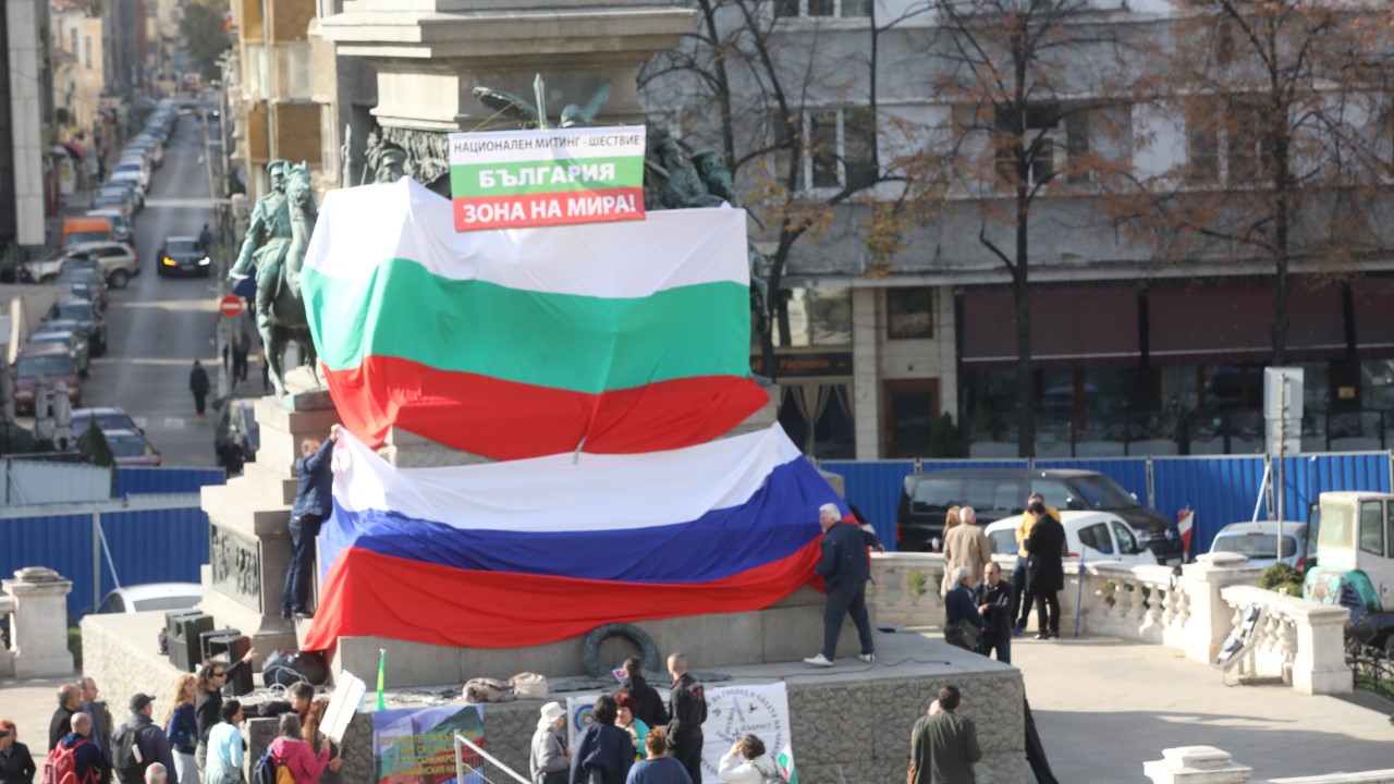 <p>Протестиращи&nbsp;разпънаха на паметника &quot;Цар Освободител&quot; и знаме на Русия под флага на България.</p>