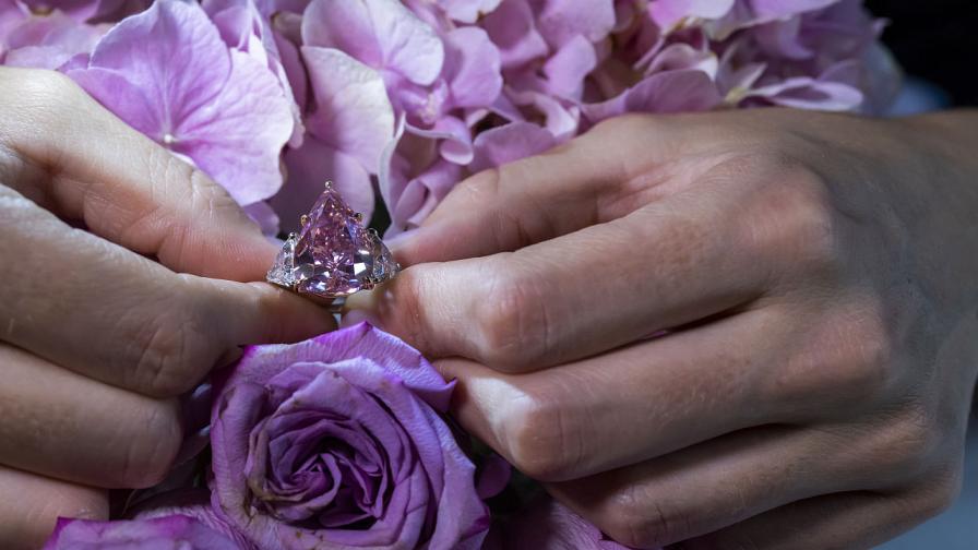 "Форчън" е най-големият розов диамант с крушовидна форма, обявяван някога на търг.

"Цветът е изключителен. Това е истинско ярко розово.... Нещо, което не сме виждали тук, в “Кристис”, от доста време”, признава Макс Фосет, ръководител на отдела за бижута в аукционна къща "Кристис" в Женева.