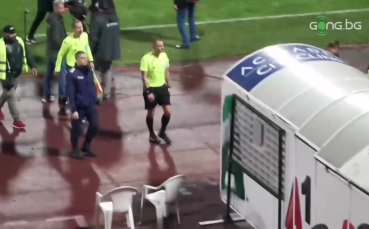 Привържениците на ЦСКА изпратиха с освирквания съдийската бригада след нулевото равенство