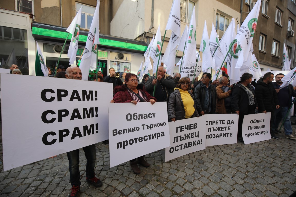 Лозари поискаха оставката на Гечев, той слезе да говори с тях