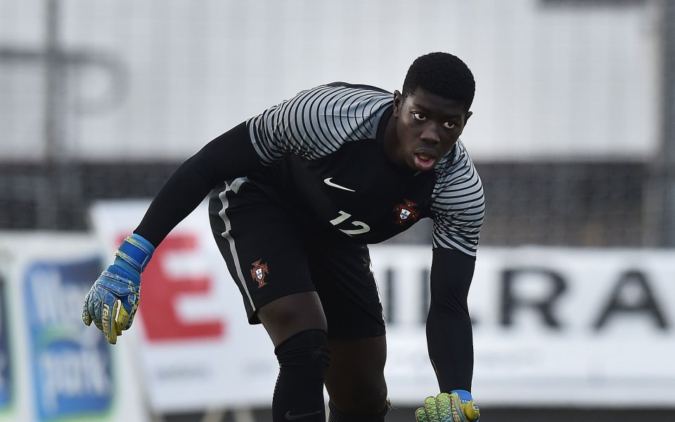 Вратарят на дубъла на Бенфика Самуел Соареш вкара феноменален гол