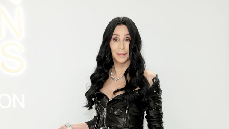 Шер е секси в черна кожена рокля на наградите на Съвета на американските модни дизайнери (CFDA)