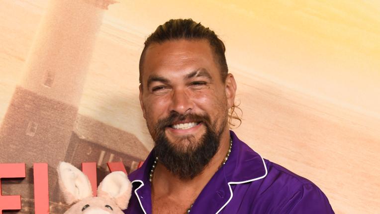  Джейсън Момоа с най-шантавата си визия на аления килим до момента 