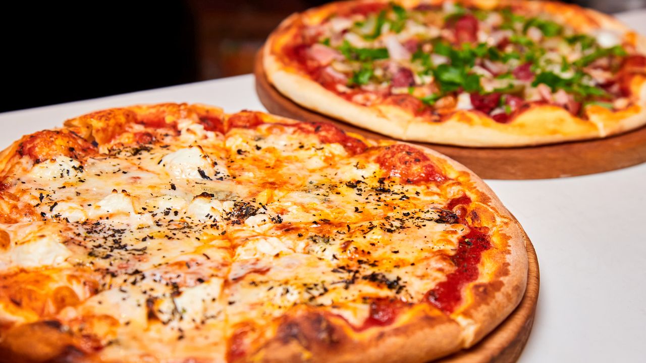<p><strong>Пица</strong></p>

<p>Пицата е една от най-известните храни в Италия, която бързо се разпространи по целия свят.&nbsp;Въглехидратите с висок гликемичен индекс имат способността да доведат до известна зависимост, а в допълнение причиняват затлъстяване.&nbsp;Пицата е заредена с тези елементи, присъстващи преди всичко в тестото. Въпреки&nbsp;това е възможно да се правят качествени пици,&nbsp;стига съставките да са правилно подбрани.&nbsp;</p>