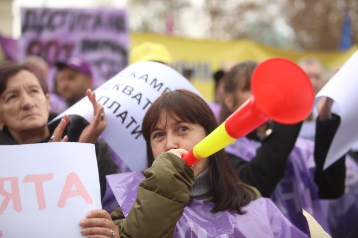 <p>Синдикатите на протест пред Народното събрание</p>