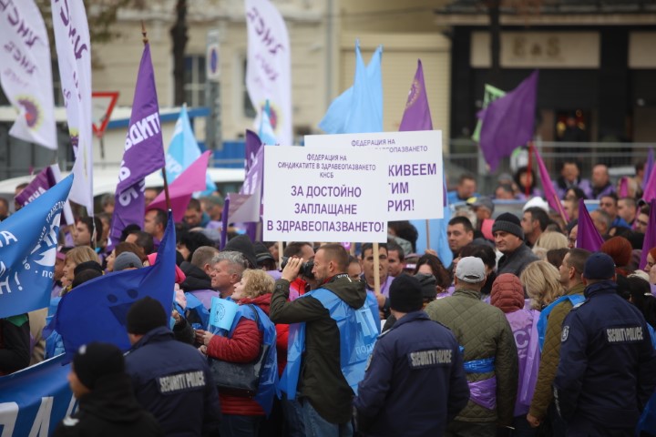 <p>Синдикатите на протест пред Народното събрание</p>