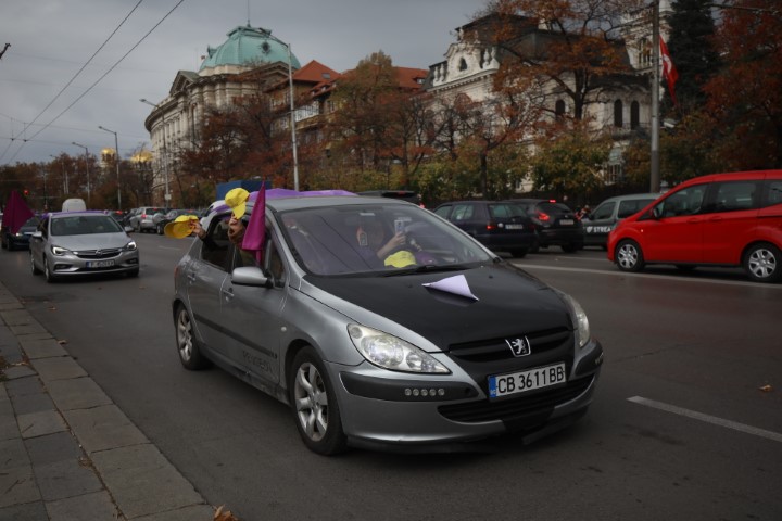 На протестно автошествие потеглиха синдикатите след митинга пред парламента