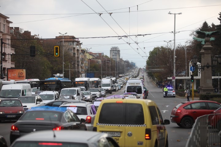 На протестно автошествие потеглиха синдикатите след митинга пред парламента