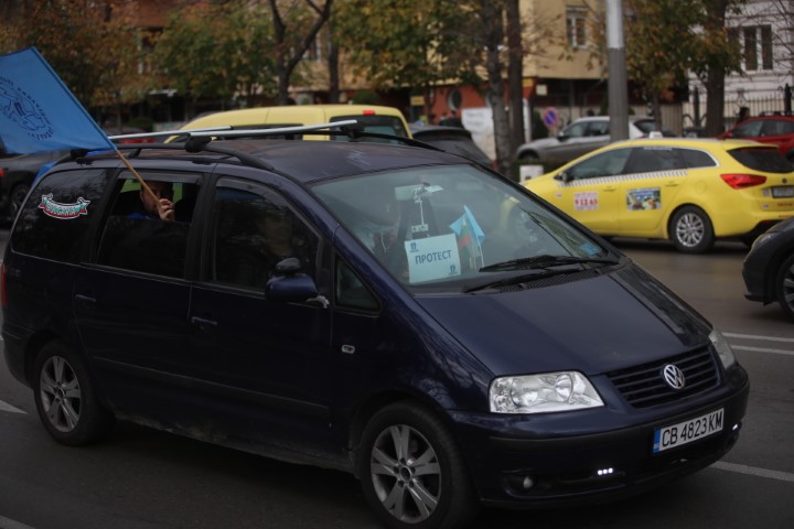 На протестно автошествие потеглиха синдикатите след митинга пред парламента