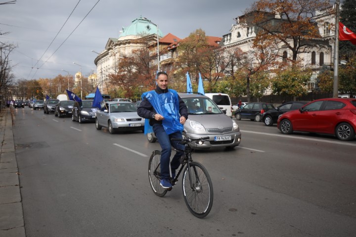 На протестно автошествие потеглиха синдикатите след митинга пред парламента