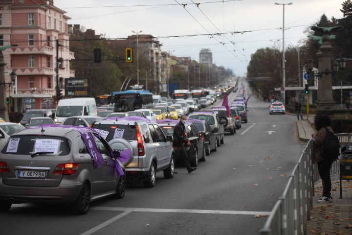 На протестно автошествие потеглиха синдикатите след митинга пред парламента