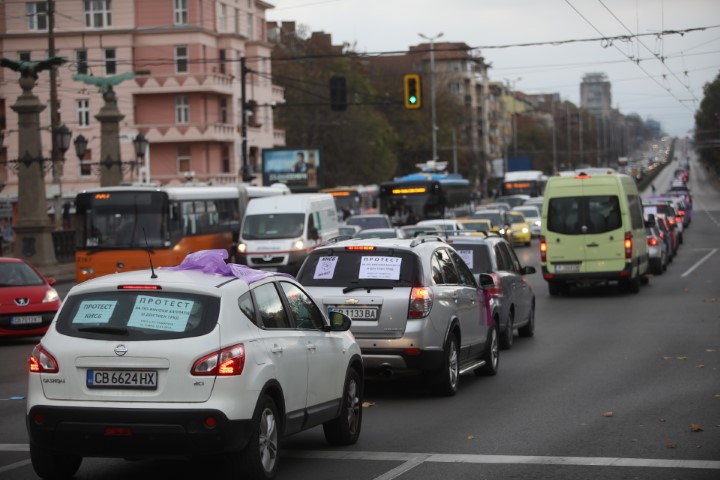 На протестно автошествие потеглиха синдикатите след митинга пред парламента