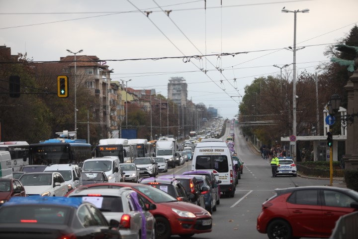 На протестно автошествие потеглиха синдикатите след митинга пред парламента