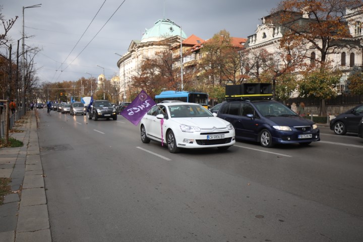 На протестно автошествие потеглиха синдикатите след митинга пред парламента