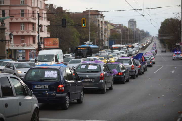 На протестно автошествие потеглиха синдикатите след митинга пред парламента