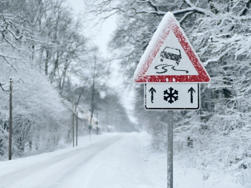 Поради обилен снеговалеж временно е ограничен за моторни превозни средства
