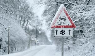 Усложнена пътна обстановка в страната заради силен вятър и снеговалежи