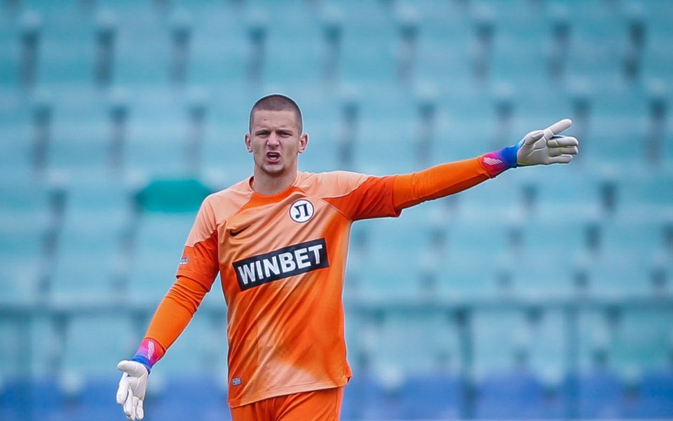 Вратарят на Локомотив Пловдив - Динко Хоркаш, е заминал за Франция вчера,