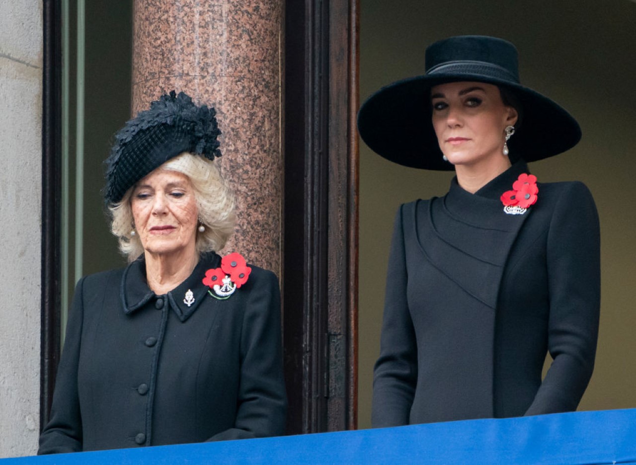 <p><strong>Деня на възпоменанието ЛОНДОН, АНГЛИЯ &ndash; 13 НОЕМВРИ</strong>: Камила, кралицата-консорт (вляво) и Катрин, принцесата на Уелс (вдясно) присъстват на неделната церемония за възпоменание в Лондон, Англия.</p>