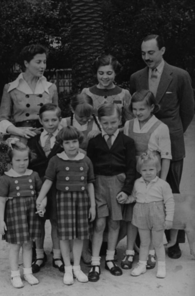 Анри и Изабел дОрлеан, херцог и херцогиня на Париж, със семейството си в градината си, Синтра, Португалия