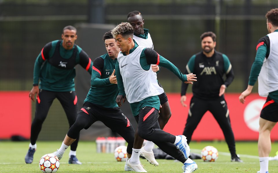 Ливърпул може да подпише нов договор с полузащитника Къртис Джоунс,