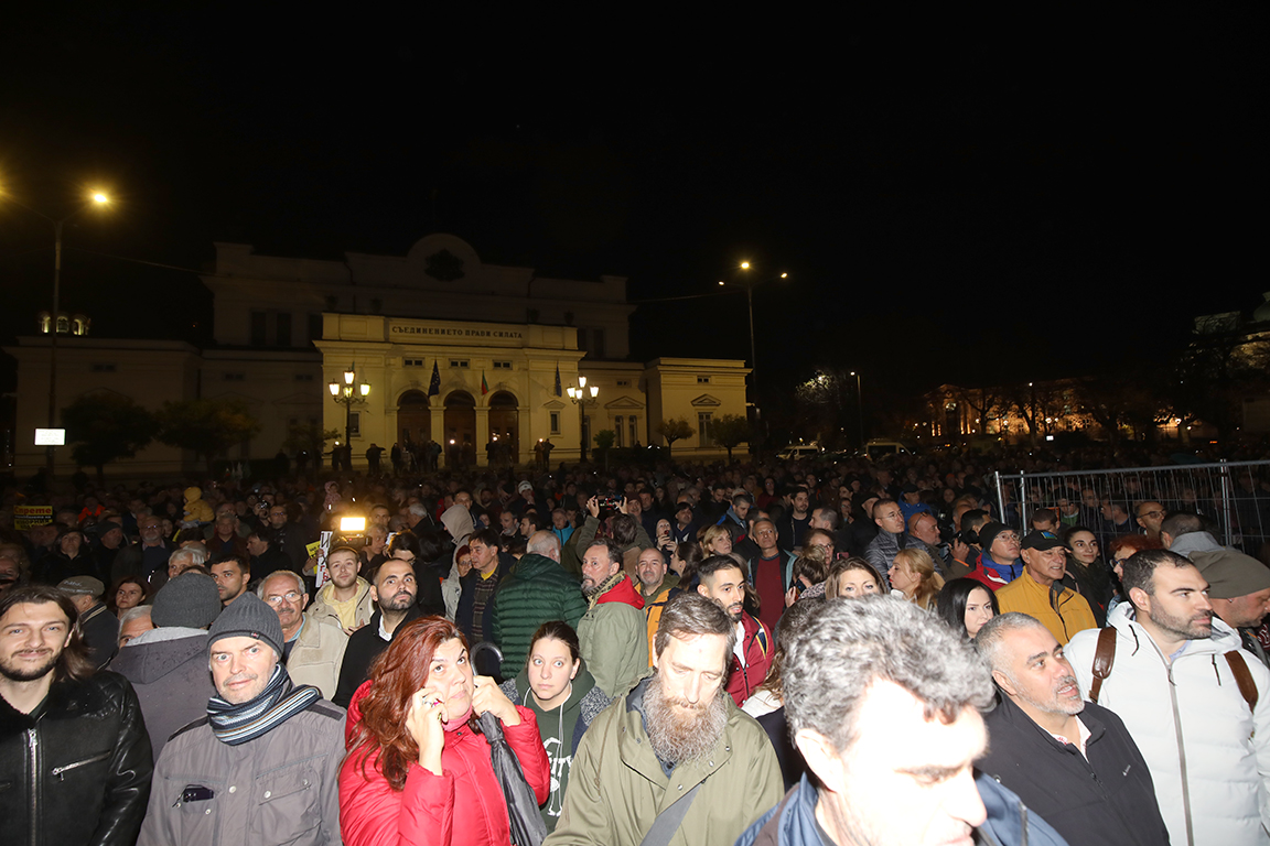 <p>Протест срещу реформите в изборния кодекс, ПП и ДБ излязоха на протест пред парламента</p>