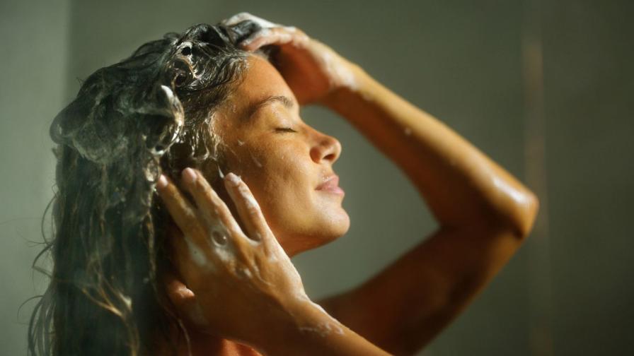 <p>4 опасности, които крие спането с мокра коса</p>