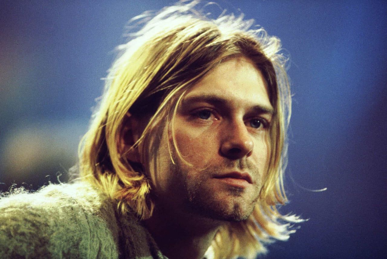 <p><strong>Кърт Кобейн&nbsp;</strong></p>

<p>Вокалистът на Nirvana и едно от най-големите имена в гръндж движението. Той се е застрелва в главата, когато е само на 27 години.</p>