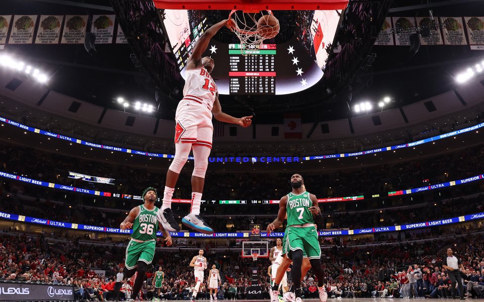 ДеМар ДеРоузън вкара 28 точки, а Зак ЛаВин добави 22,