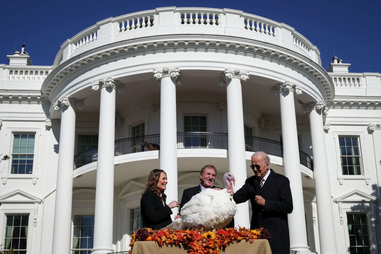 <p>Президентът на САЩ Джо Байдън помилва пуйките Шоколад и Чип за Деня на благодарността в Белия дом на 21 ноември 2022 г. във Вашингтон.</p>
