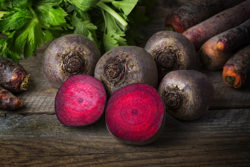<p><strong>Спомага за унищожаването на раковите клетки -</strong>&nbsp;Този зеленчук се отличава с ярък червено-лилав цвят. Той се дължи на съдържанието на беталаин в него - фитонутриент с противовъзпалителни и антиоксидантни свойства. Той изпълнява превантивна роля срещу рак на панкреаса, гърдата и простатата.</p>