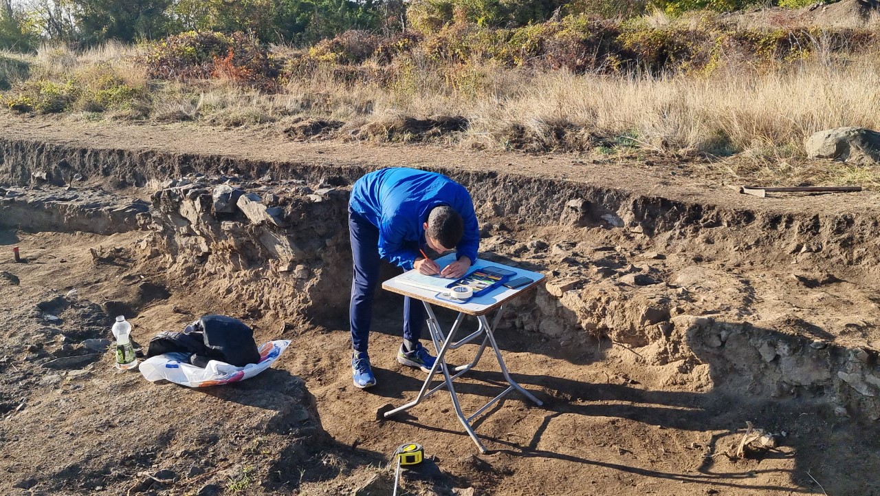 <p>Археологически проучвания край новозагорското село Караново дават нови доказателства за съществуването на светилище на трако-фригийското божество Сабазий. Единственото известно досега кръгло светилище на Сабазий е на територията на Гърция, като досега няма подобно открито в България</p>