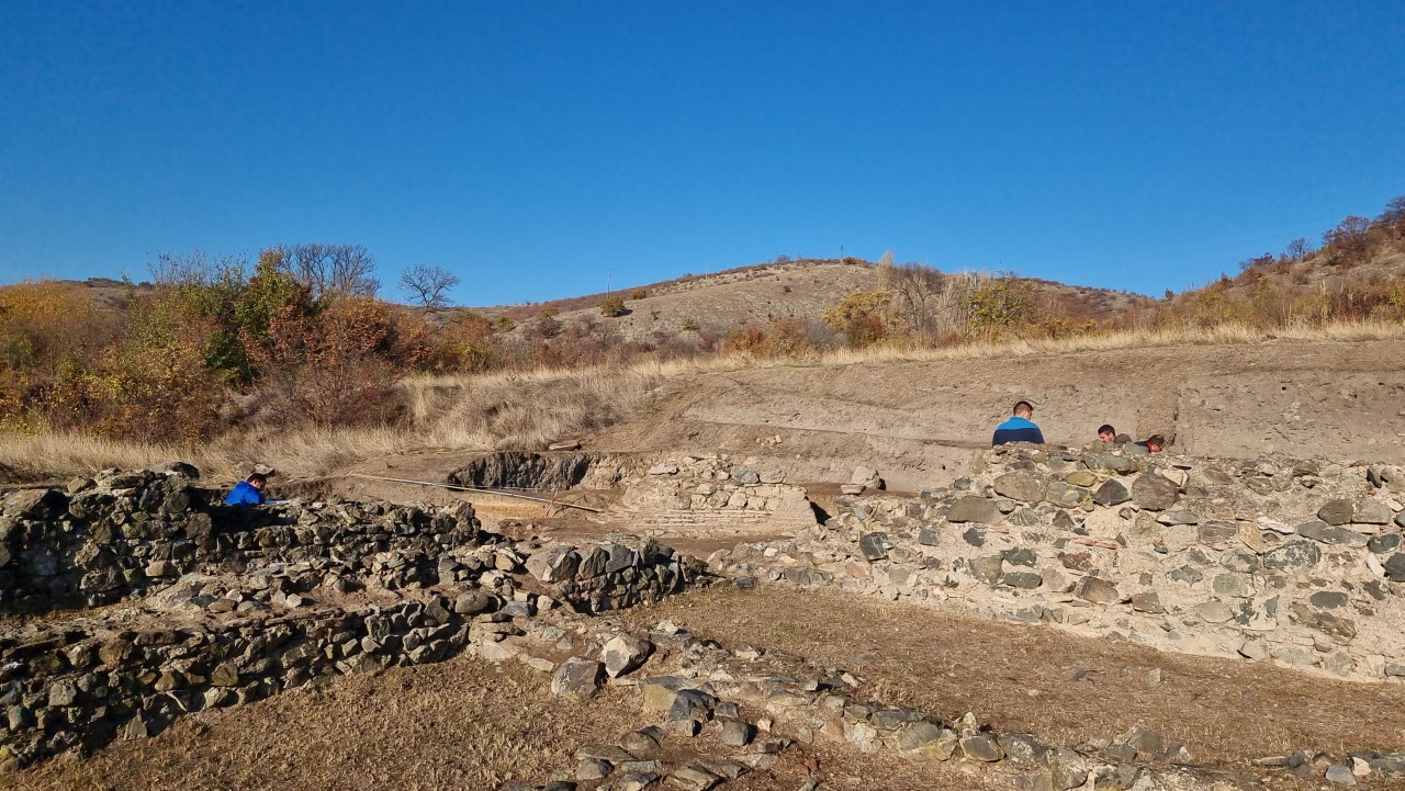 <p>Археологически проучвания край новозагорското село Караново дават нови доказателства за съществуването на светилище на трако-фригийското божество Сабазий. Единственото известно досега кръгло светилище на Сабазий е на територията на Гърция, като досега няма подобно открито в България</p>