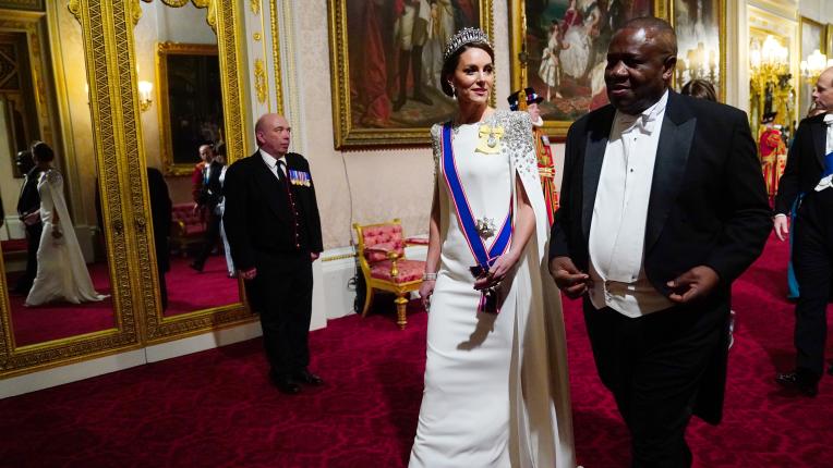  Кейт Мидълтън засия в бяло за банкет в Бъкингам 