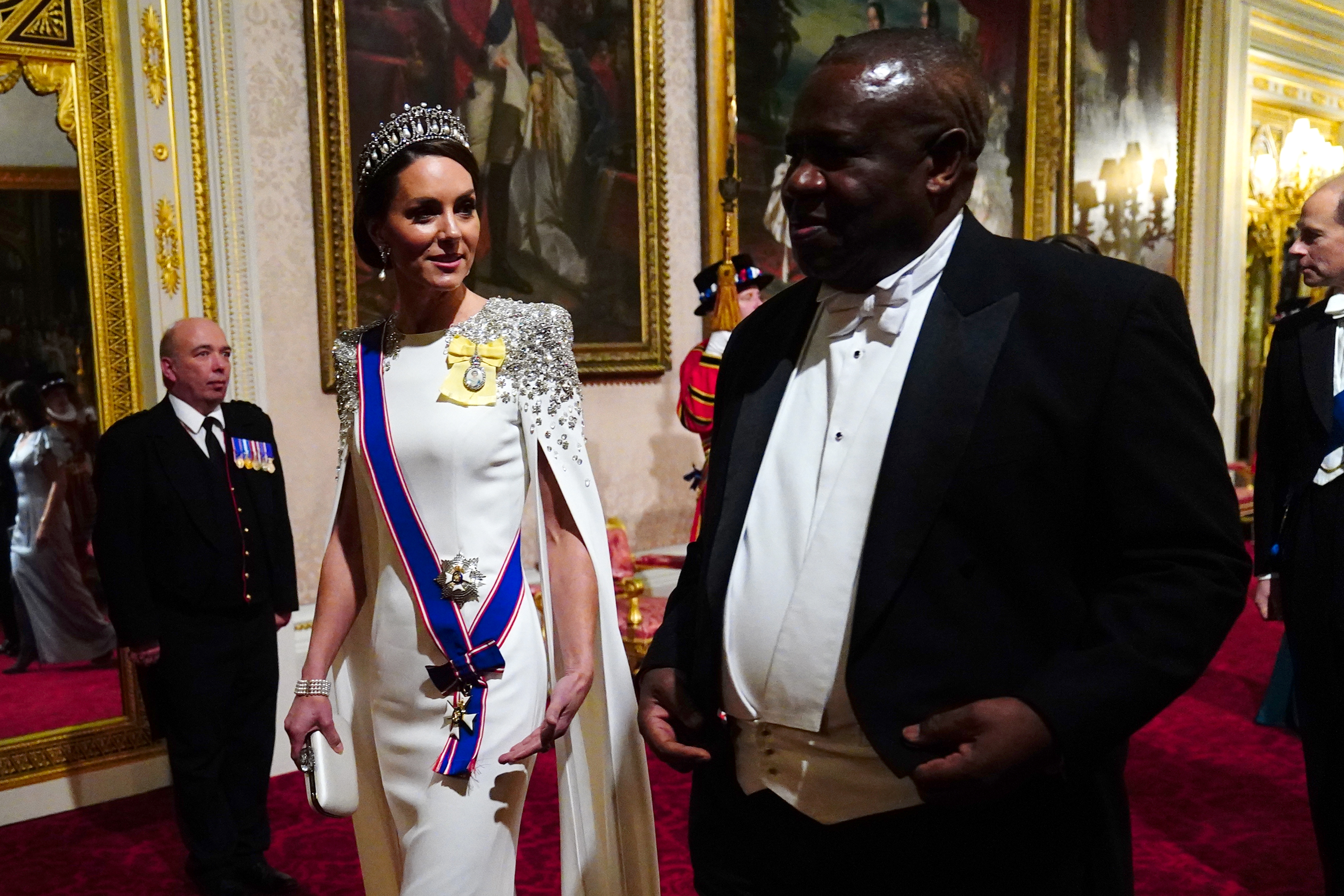 <p>Кейт Мидълтън направи зашеметяващ дебют на първия си прием като принцеса на Уелс. Съпругата на принц Уилям прикова погледите на всички, носейки тиарата &quot;любовен възел&quot; за първия държавен прием на крал Чарлз Трети. Събитието бе по повод визитата на президента на Южна Африка Сирил Рамапосa.</p>