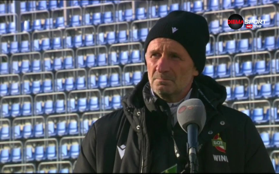 Наставникът на дубъла на Ботев Пловдив - Неманя Миланович, който