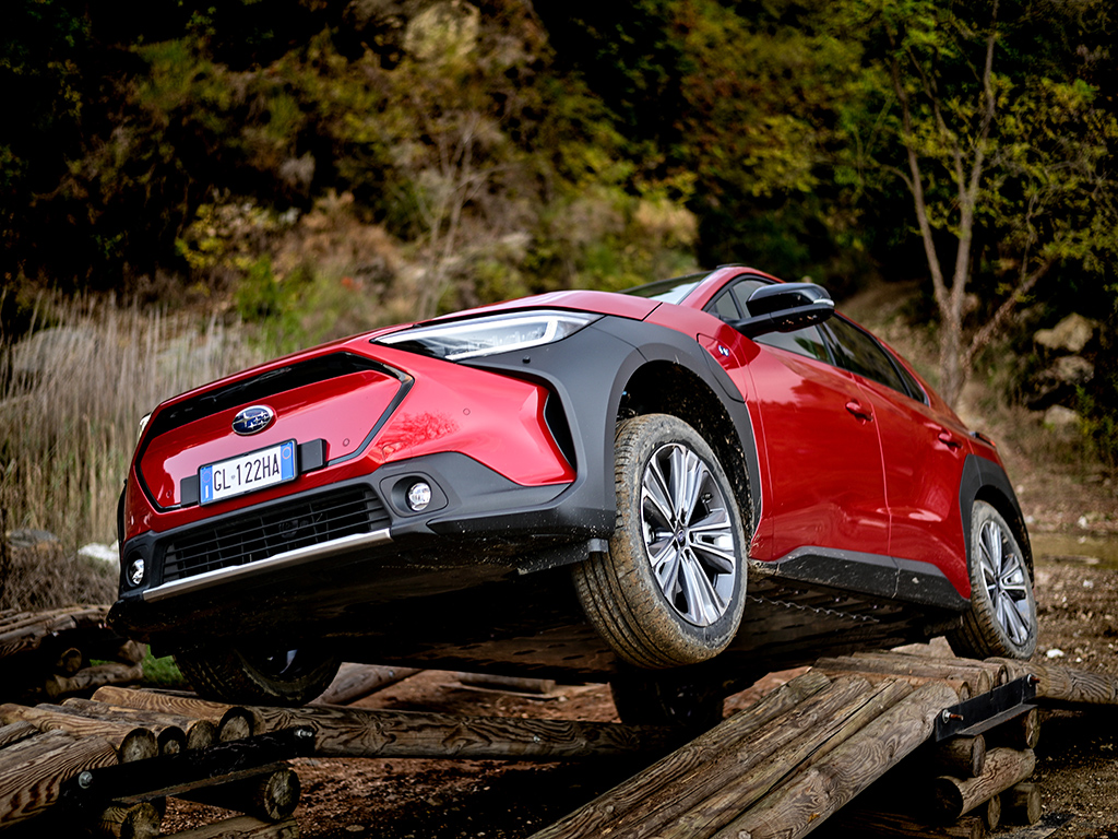 Първият електромобил на Subaru залага на традиционните японски ценности, пречупени през нова призма. Компанията демонстрира, че електромобил може да е отличен и извън пътя