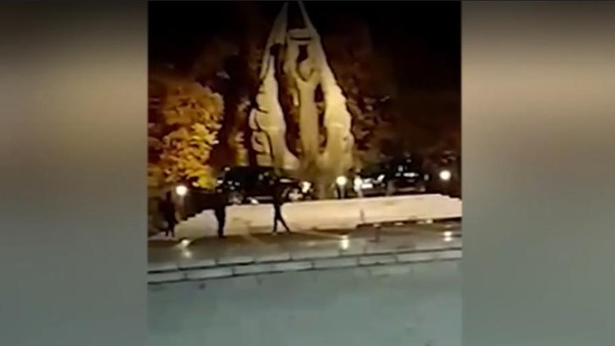 Клип взриви социалните мрежи: Джипове на паметника на Съединението в Пловдив