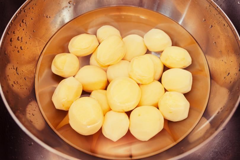 <p><strong>Експертите препоръчват също картофите да се бланшират преди пържене. </strong>По този начин се отстранява половината количество захароза, в резултат на което нивата на акриламида намаляват.</p>
