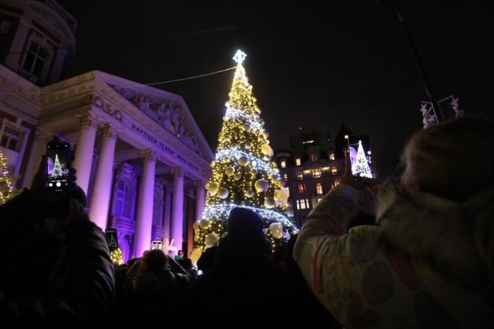 Коледната елха грейна в София