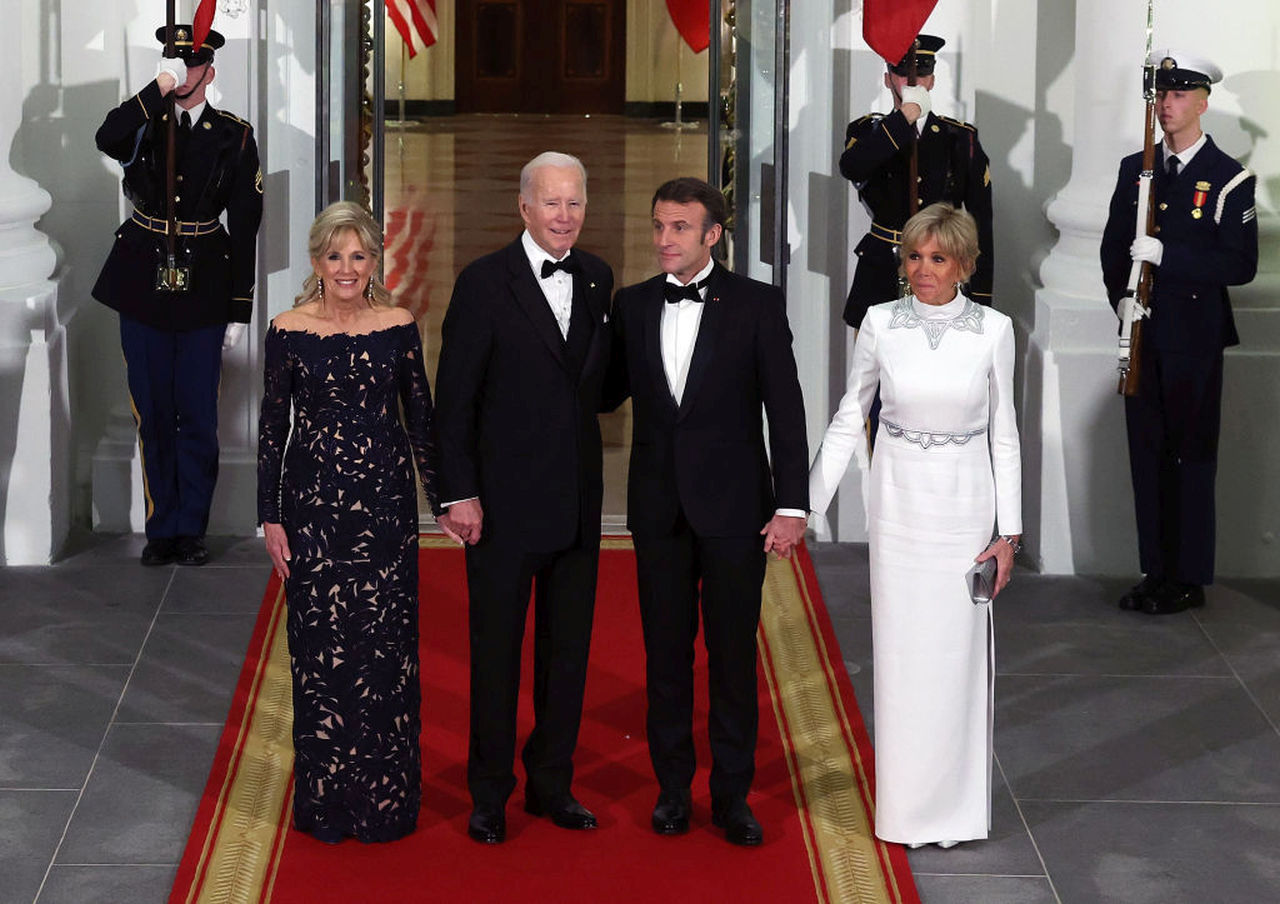 <p>Американският президент Джо Байдън разстла червения килим пред знаменитости, законодатели и промишлени и бизнес титани на първата държавна вечеря в Белия дом в чест на френския президент Еманюел Макрон</p>
