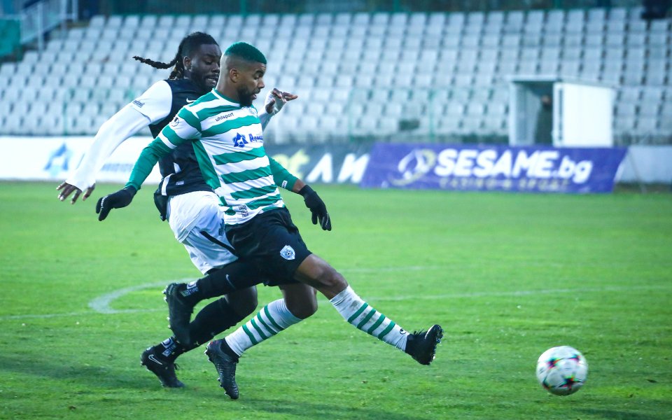 В 6-ата минута Бирсент Карагарен шутира от пряк свободен удар